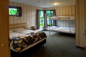 Double room with additional bunk beds. Private bathroom. Ideal for families. 