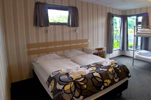 Double room with additional bunk beds. Private bathroom. Ideal for families.