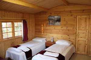 Double room with private bathroom in a unit cottage