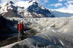 Hiking the tounge of Svínafellsjökull Glacier