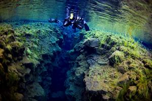 Viewing the deep fissures underwater